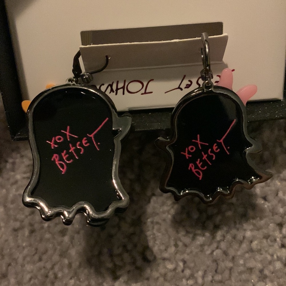 ‼️ LAST PAIR Betsey Johnson Mismatch Ghost Drop Earrings - Picture 4 of 12